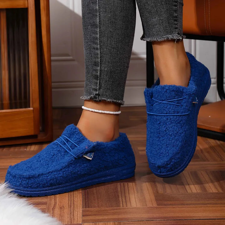 Chaussons femme anti-dérapants en teddy, offrant confort et sécurité pour l'intérieur.