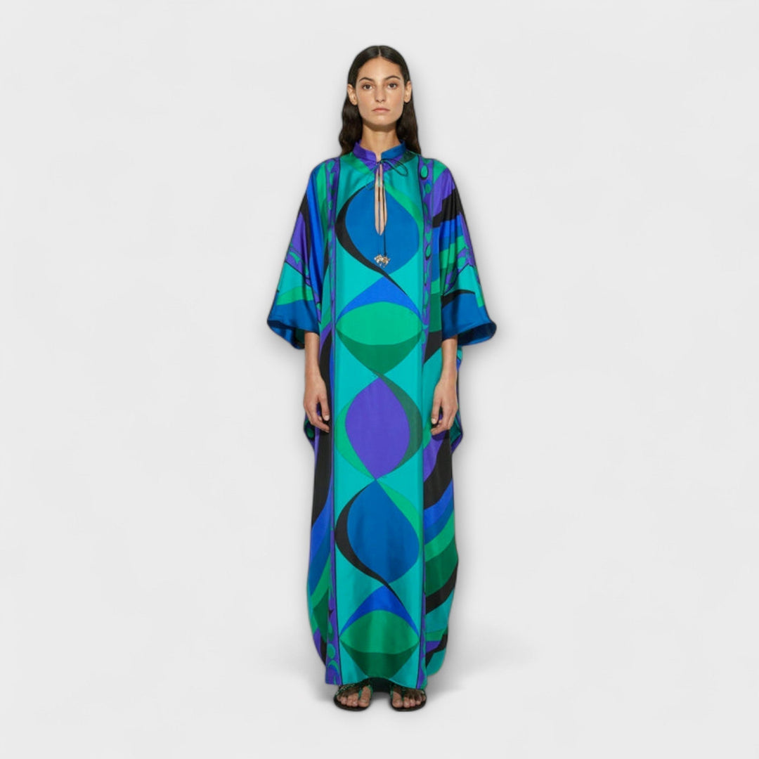Kaftan en satin psychédélique vibrant pour femme, coupe fluide et élégante. Idéal pour l'été ou la plage.