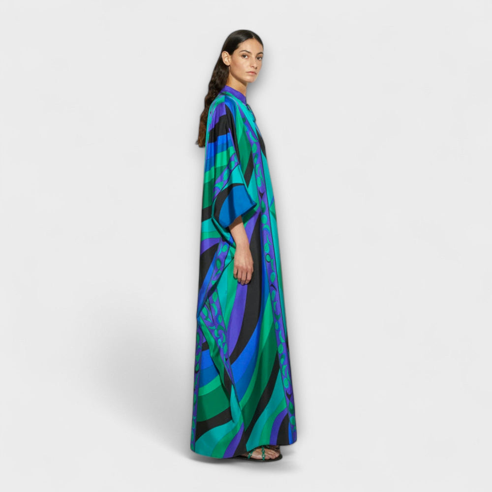 Robe kaftan en satin doux avec motifs psychédéliques multicolores. Confortable et chic pour les journées d'été.