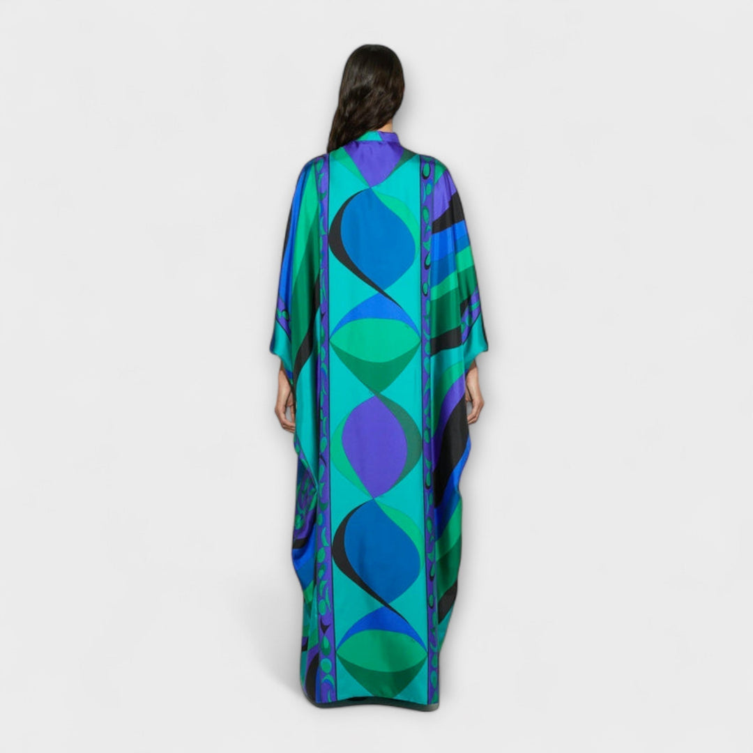 Femme élégante portant un kaftan vibrant en satin psychédélique. Robe fluide d'été, parfaite pour la plage.