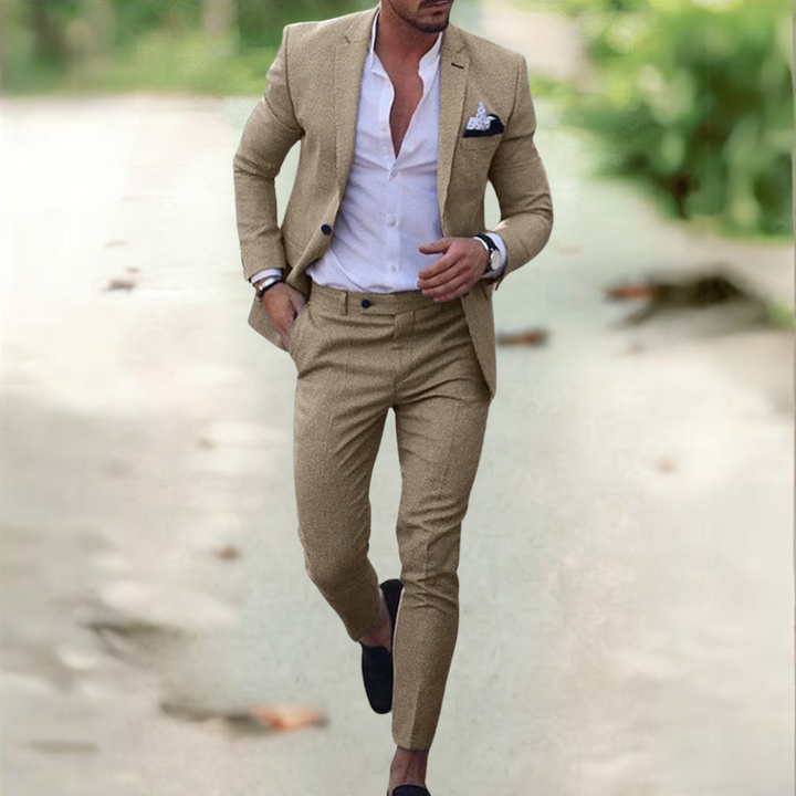 Homme en costume slim fit, veste et pantalon, coupe ajustée. Look professionnel élégant pour bureau ou événements.