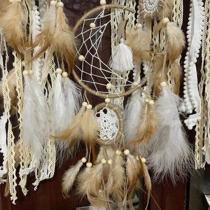 Artisanat bohème: 5 capteurs de rêves faits main avec détails macramé en coton, parfait pour un intérieur unique.
