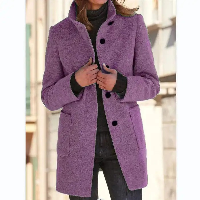 Femme portant un trench-coat d'hiver élégant, silhouette chic et habillée, idéal pour la mode automne-hiver.