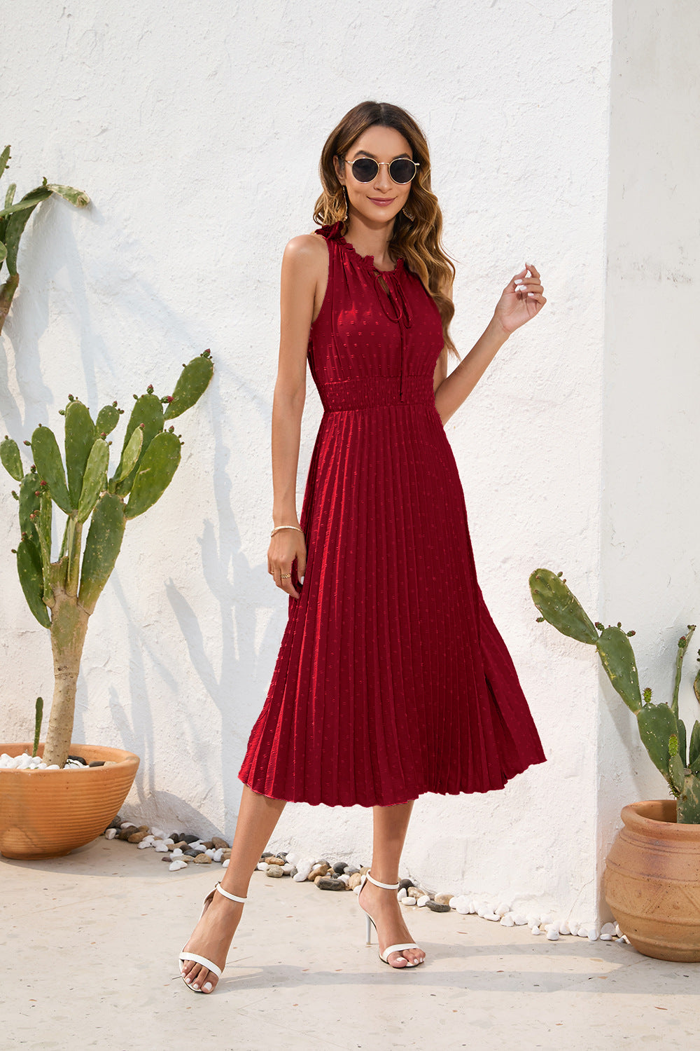 Robe femme fluide et élégante, plissée, sans manches, col neckholder. Parfaite pour le confort estival.