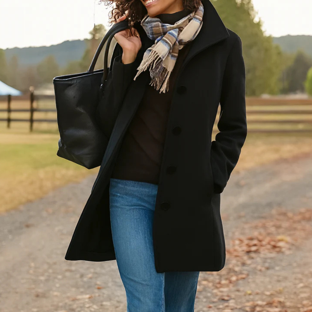 Classique trench long boutonnage, pièce outerwear intemporelle pour femme, style sophistiqué.