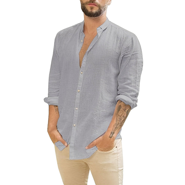 Chemise unie pour homme, coupe droite, parfaite pour un style épuré et une élégance intemporelle.