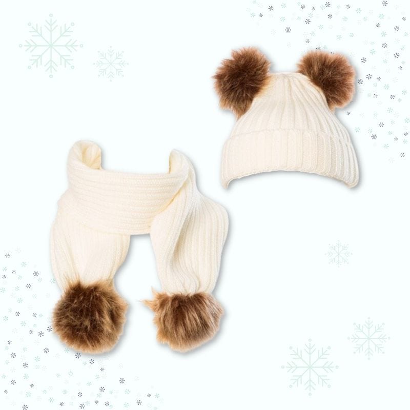Bébé souriant portant un ensemble hiver bonnet et écharpe. Chaleur, protection et style pour les sorties.