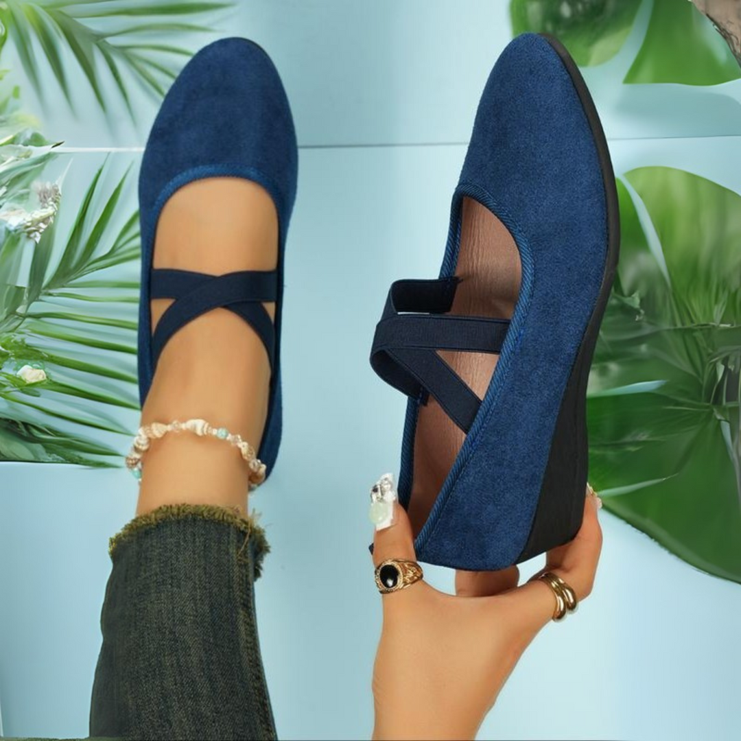 Élégantes ballerines compensées rouges pour femmes, alliant confort et style chic pour toutes occasions.