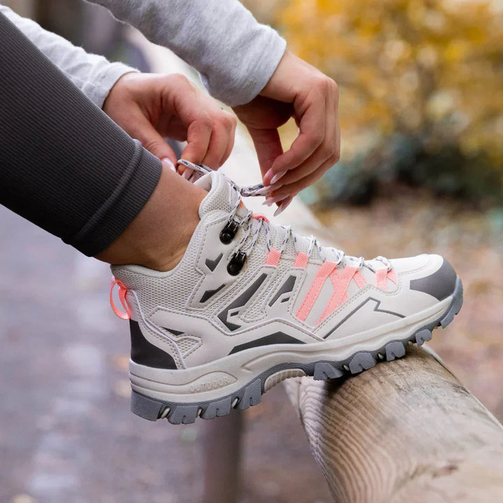 Chaussures de randonnée femme, design moderne, offrant protection et adhérence outdoor.