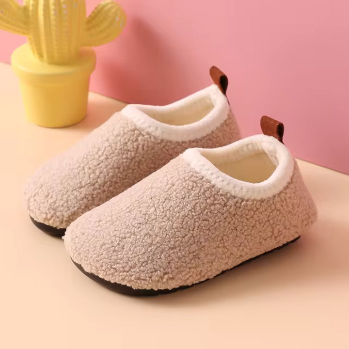 Chaussons enfants confortables, chauds et antidérapants, idéaux pour filles et garçons à la maison.