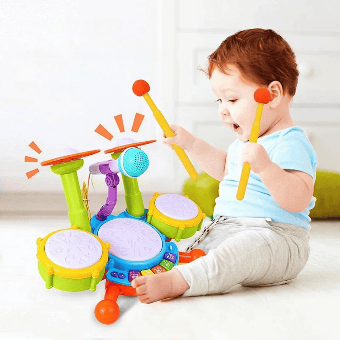 Vue d'une batterie enfant interactive avec micro. Développe l'éveil musical, la motricité et la coordination fille/garçon.
