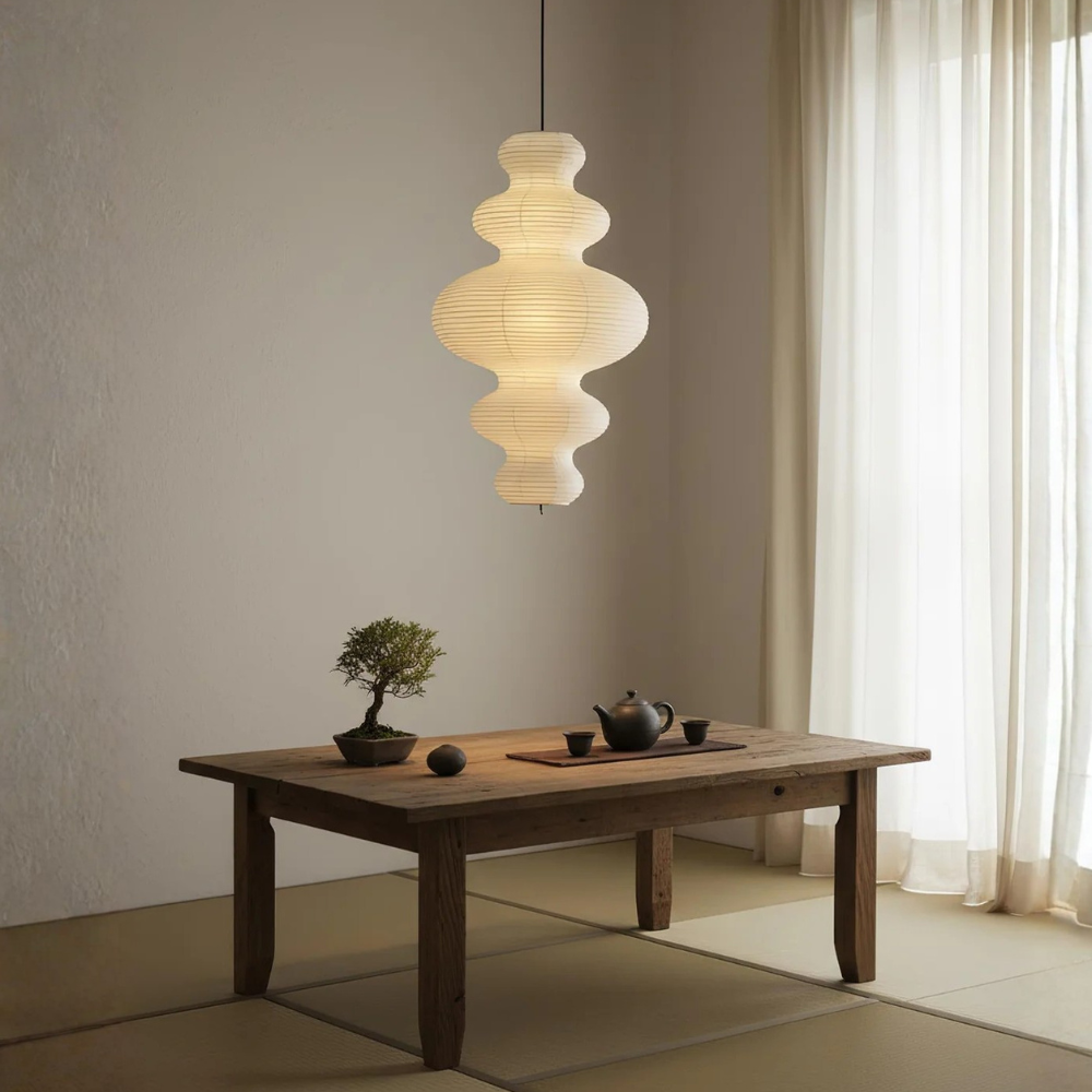 Élégante lampe suspendue Akari Juni, design japandi, apporte une lumière ambiante chaleureuse.
