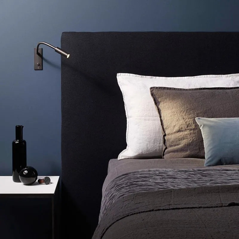 Lampe murale LED flexible en métal pour lecture, chevet, design moderne et lumière chaude.