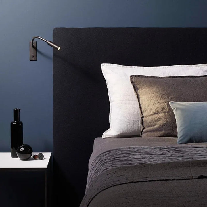 Lampe murale LED flexible en métal pour lecture, chevet, design moderne et lumière chaude.