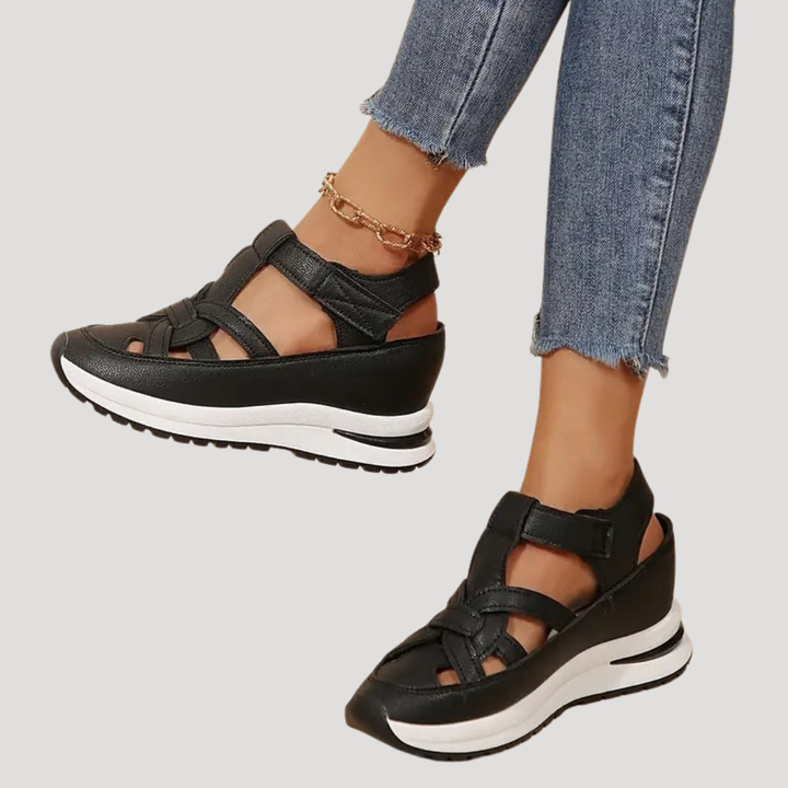 Confortables sandales compensées pour femme, dotées d'une semelle plateforme stable et aérée pour l'été.