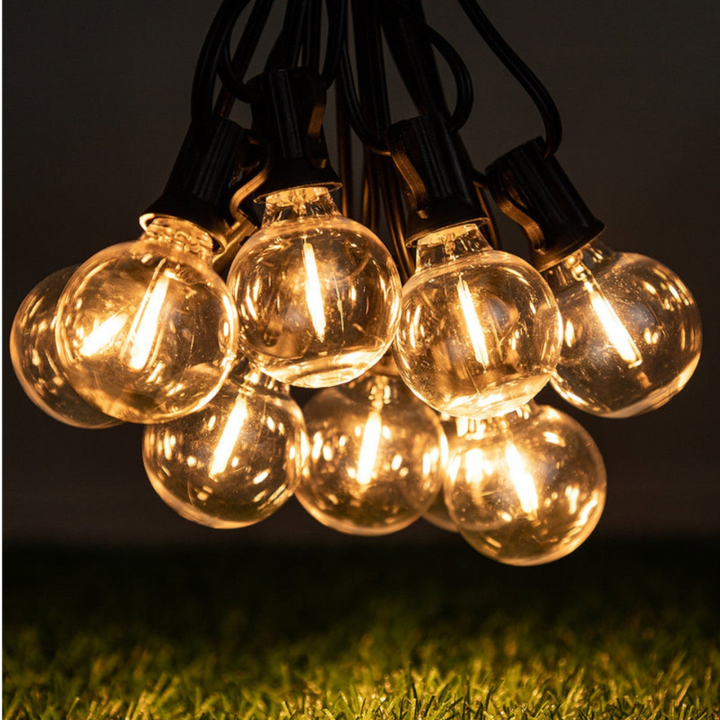 Éclairage de jardin LED chaleureux et décoratif. Guirlande lumineuse étanche parfaite pour une ambiance extérieure cosy.
