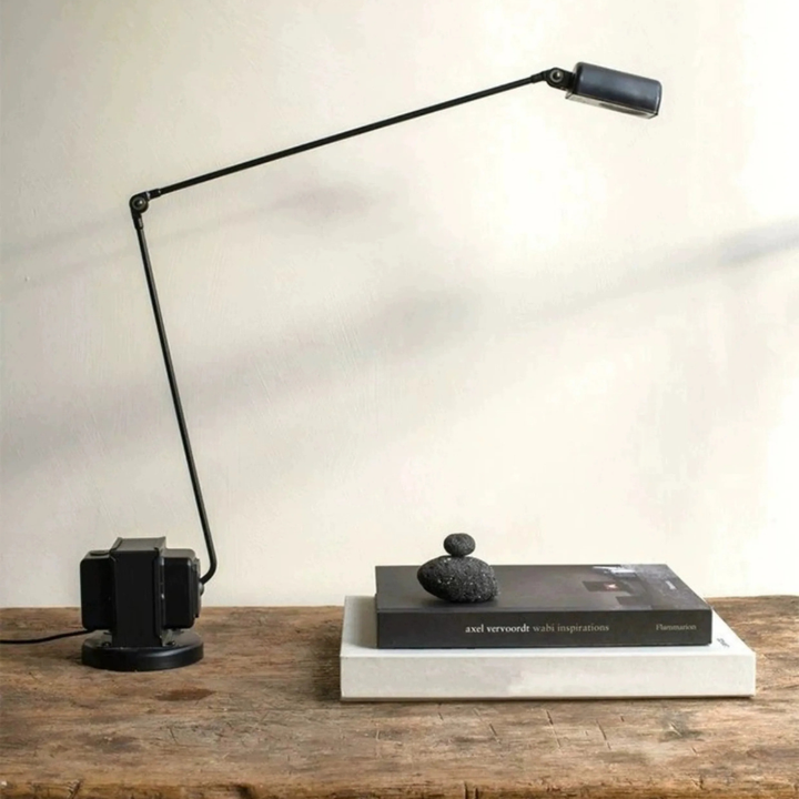 Lampe de bureau PivotLamp, LED, design moderne, bras ajustable pour un éclairage ciblé.