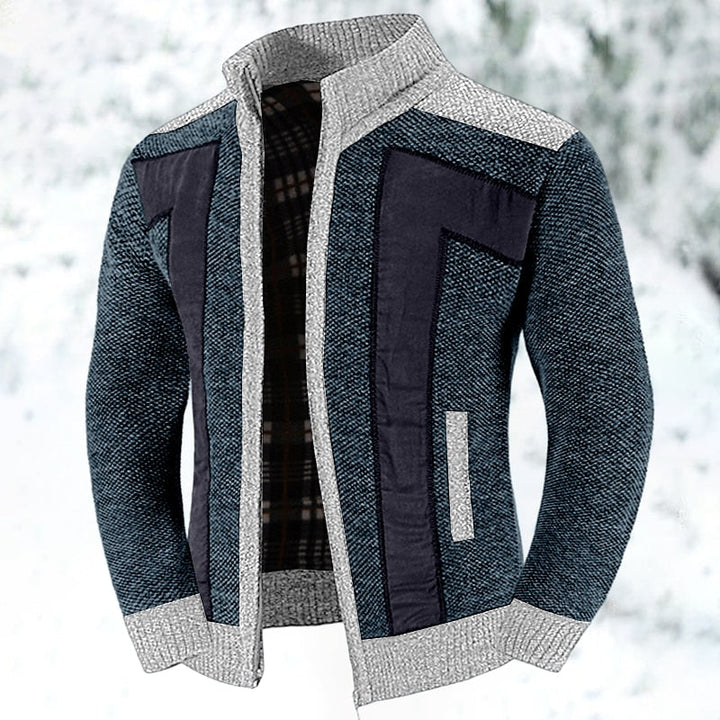 Gros plan sur la maille fine du gilet homme en laine. Détail du zip et du col. Confort et chaleur garantis.
