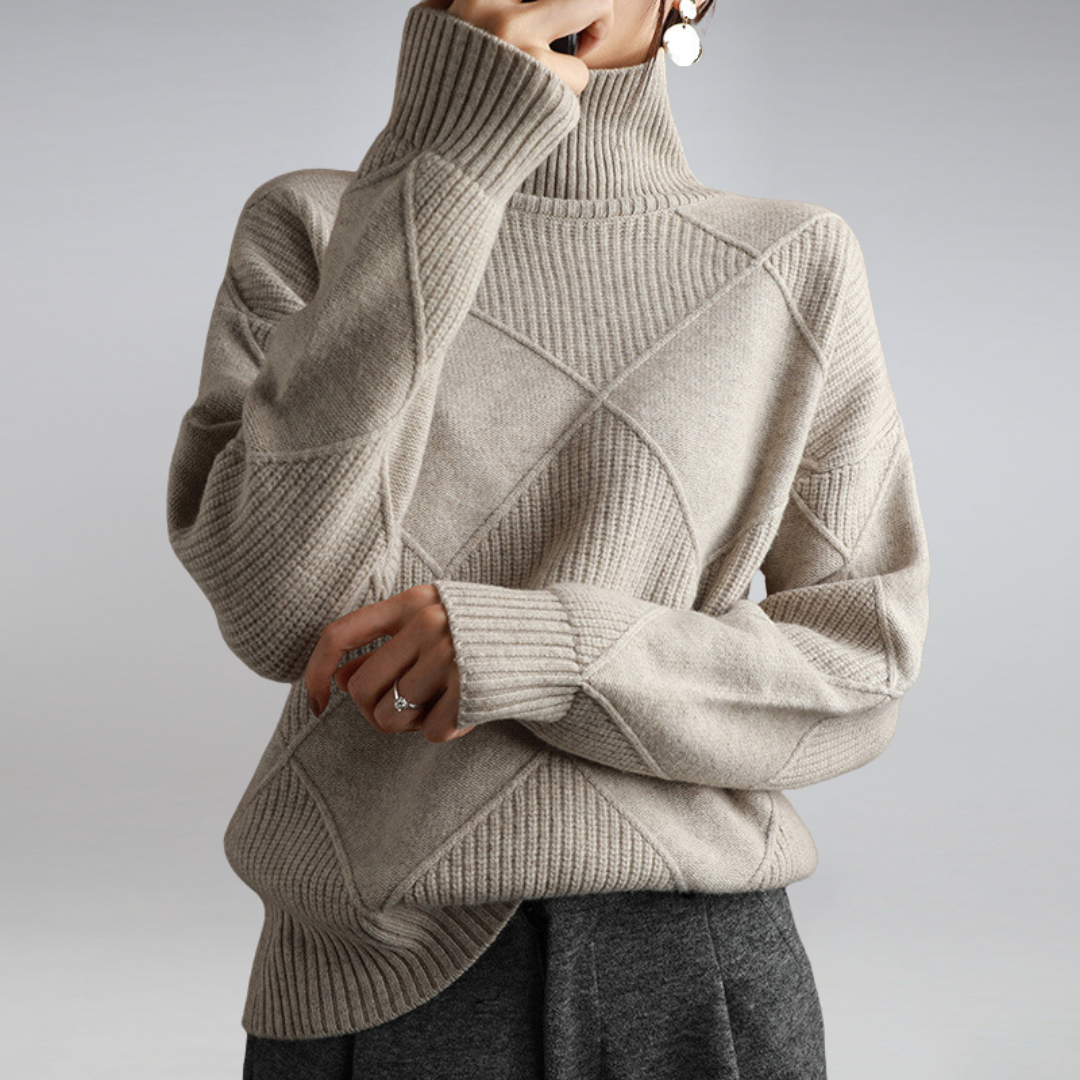 Pull femme chic à col roulé. Vêtement d'hiver confortable, idéal pour tenue décontractée ou élégante.