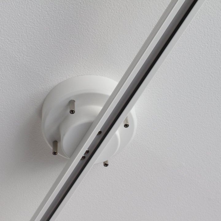 Rail de plafond suspendu, rotatif pour spots et éclairage décoratif, design adaptable intérieur.