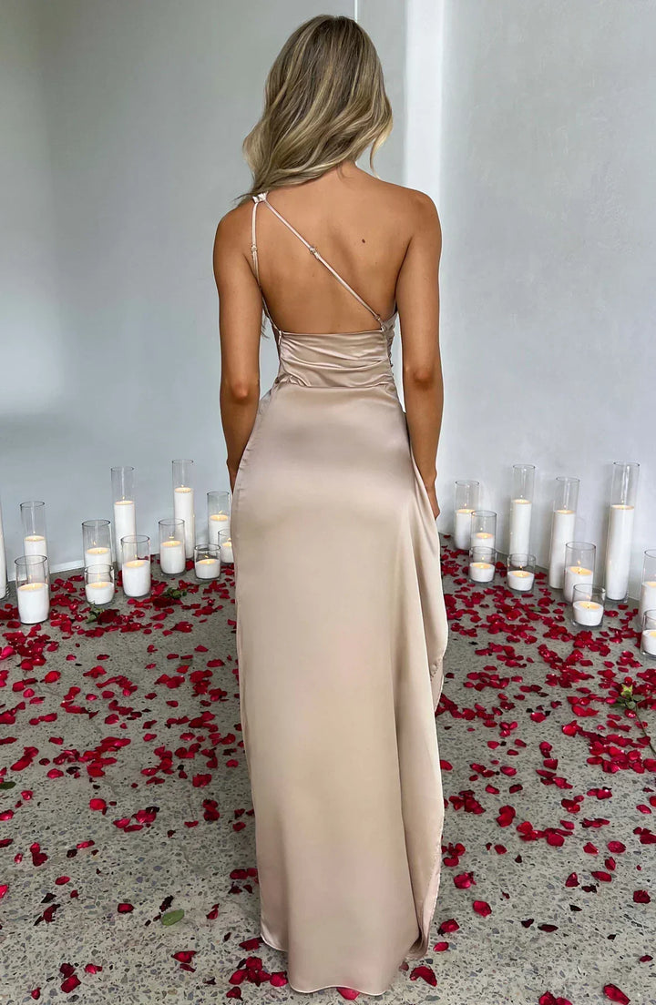 Robe de gala satinée asymétrique fendue, idéale pour un look éblouissant.