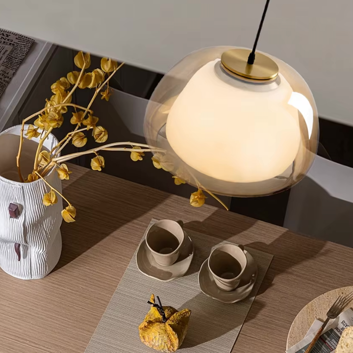 Design contemporain lustre dôme en verre, parfait pour cuisine moderne ou îlot de bar.