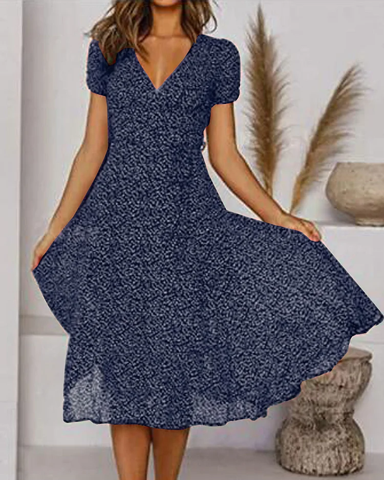 Tendance robe florale femme, col V, coupe fluide, parfaite pour le printemps-été, style chic et confortable.