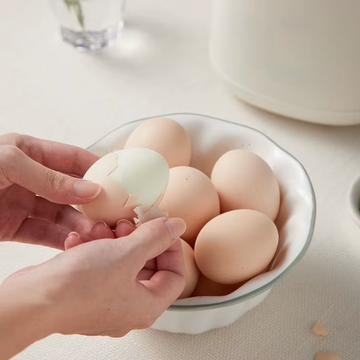 Cuit-œufs électrique pour petit-déjeuner. Prépare 4 œufs durs ou mollets automatiquement, cuisson sans effort.