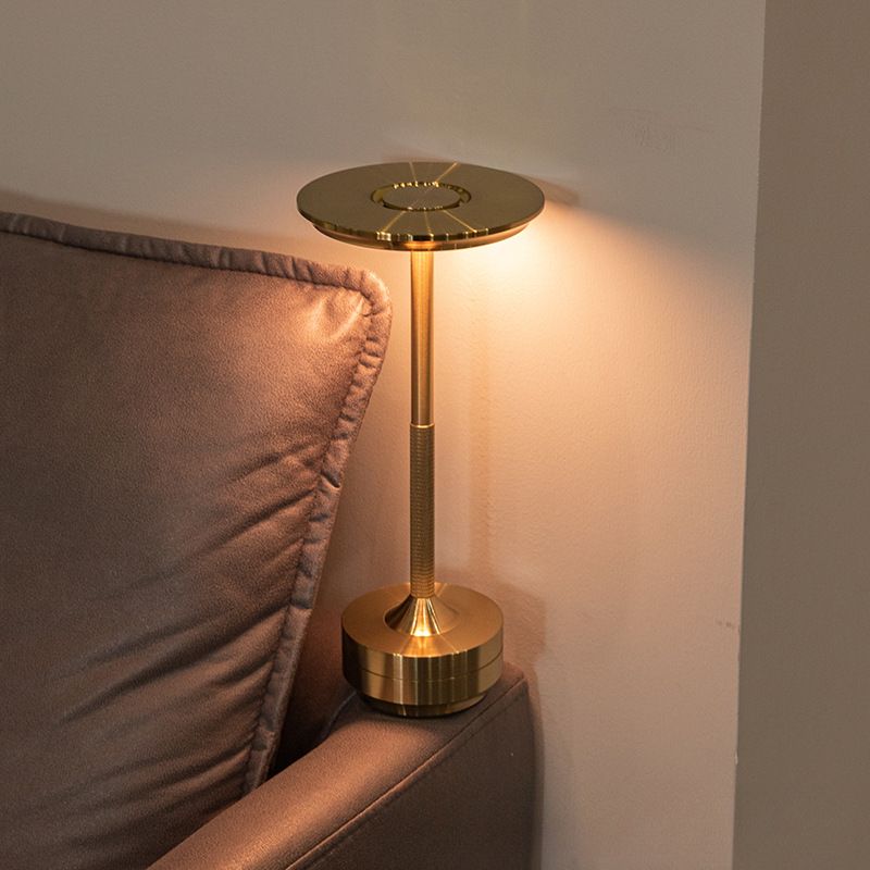 Lampe de table design moderne sans fil LED dimmable. Éclairage rechargeable couleur cuivre pour intérieur/extérieur.