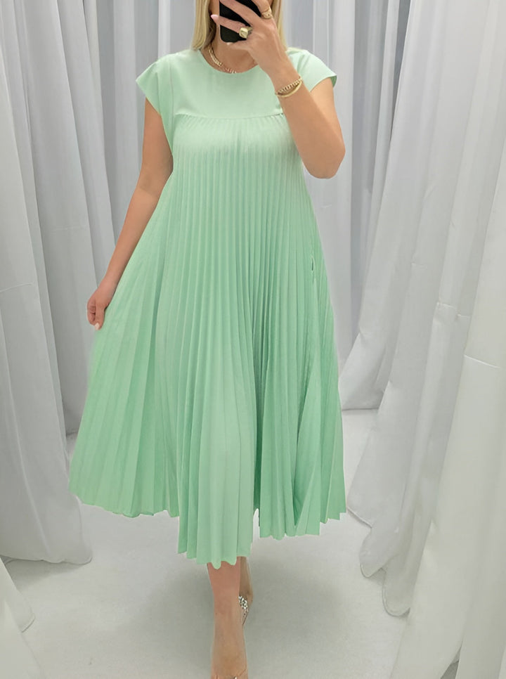 Robe femme élégante et polyvalente, coupe fluide et plissée, parfaite pour le printemps ou l'été. Style chic.