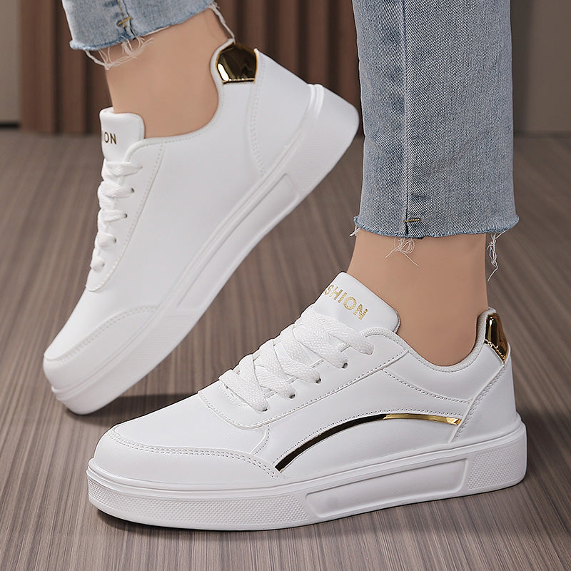 Baskets blanches femme polyvalentes et modernes, parfaites pour compléter une tenue chic ou décontractée.