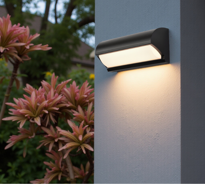 Applique murale LED moderne noire pour extérieur, idéale jardin ou terrasse. Éclairage puissant et économe.