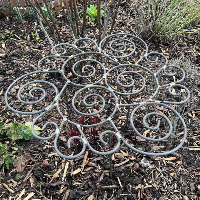 Support de plantes robuste et discret pour extérieur, maintient les fleurs bien droites et stables.
