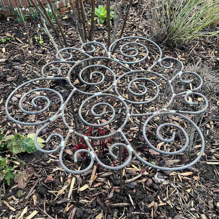 Support de plantes robuste et discret pour extérieur, maintient les fleurs bien droites et stables.