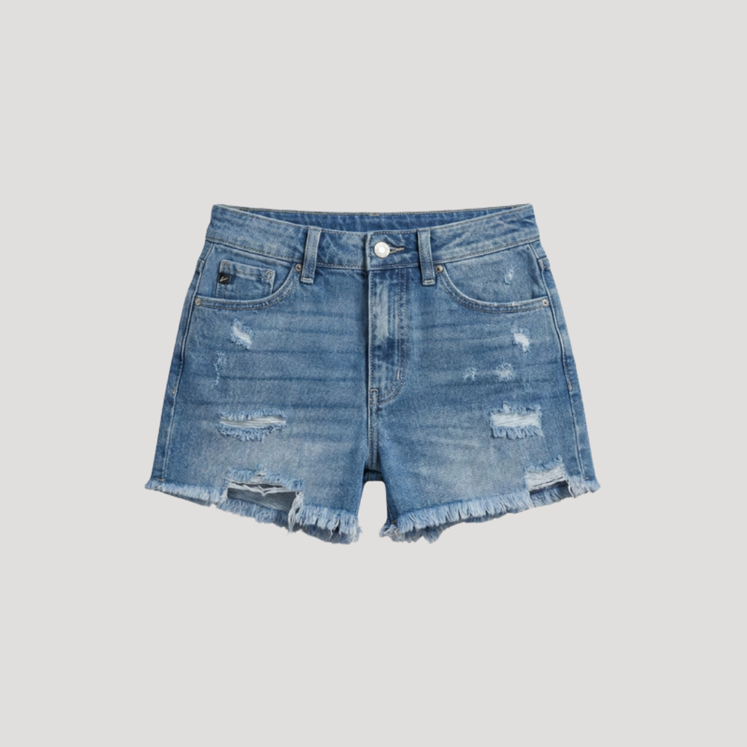 Short femme taille haute en jean déchiré bleu foncé. Must-have mode estivale, look moderne décontracté.