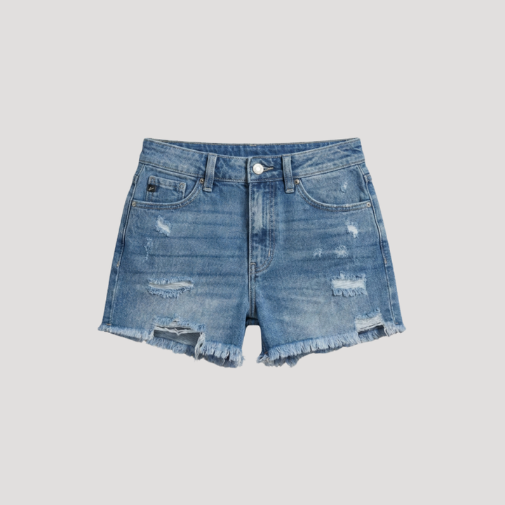 Short femme taille haute en jean déchiré bleu foncé. Must-have mode estivale, look moderne décontracté.