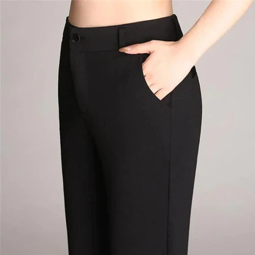 Femme élégante portant un pantalon évasé noir taille haute Mila, chic et confortable.