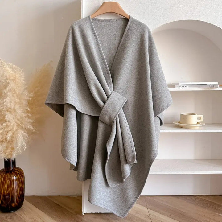 Cape femme chaude et protectrice. Poncho élégant coupe-vent pour l'hiver, vêtement extérieur chic, mode confortable.