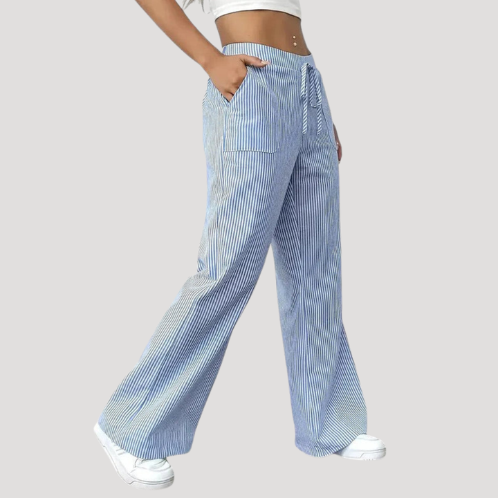 Pantalon femme rayé élégant, coupe ample et décontractée à jambes larges. Parfait pour un look chic et polyvalent.