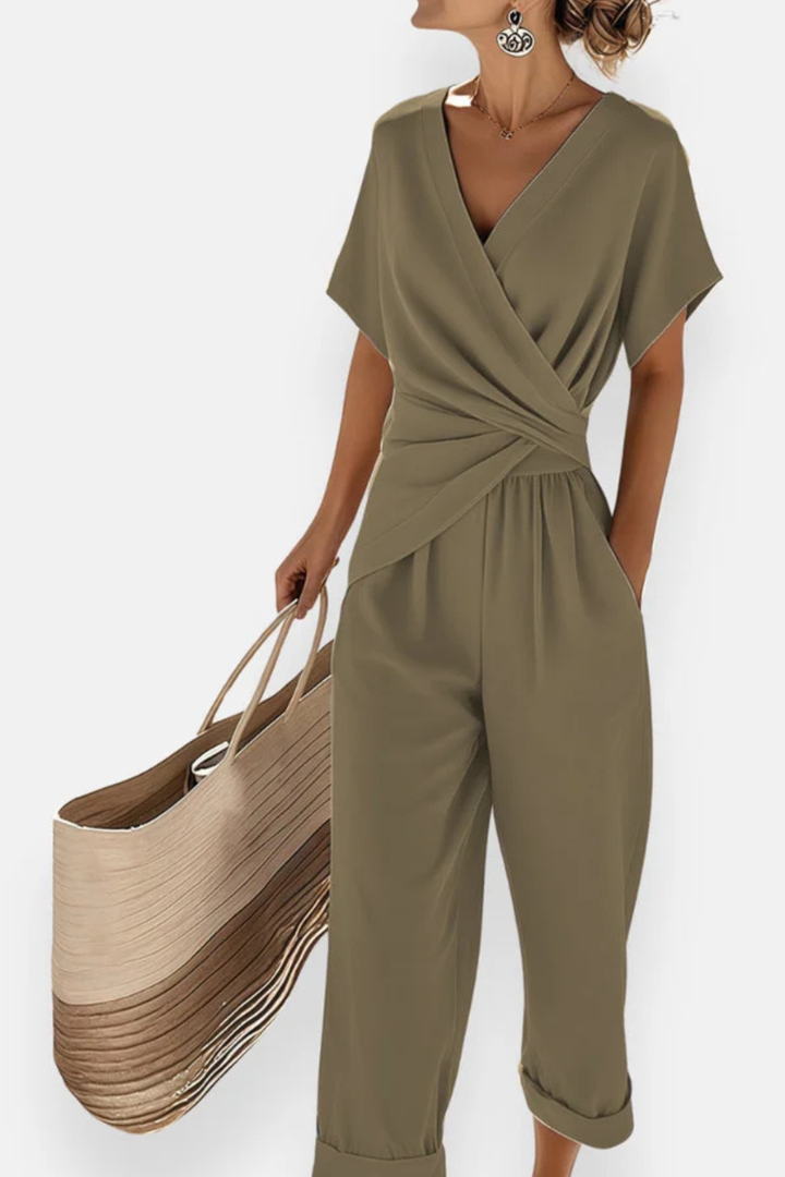 Tenue estivale élégante: combinaison courte femme décontractée avec manches courtes. Style portefeuille moderne et confortable.