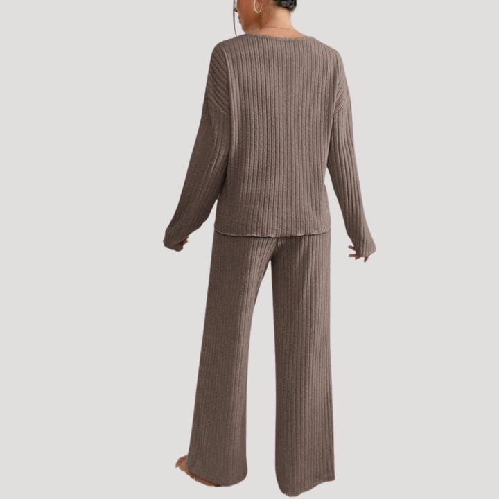 Pantalon large fluide et pull col V en maille pour un ensemble femme décontracté et stylé.