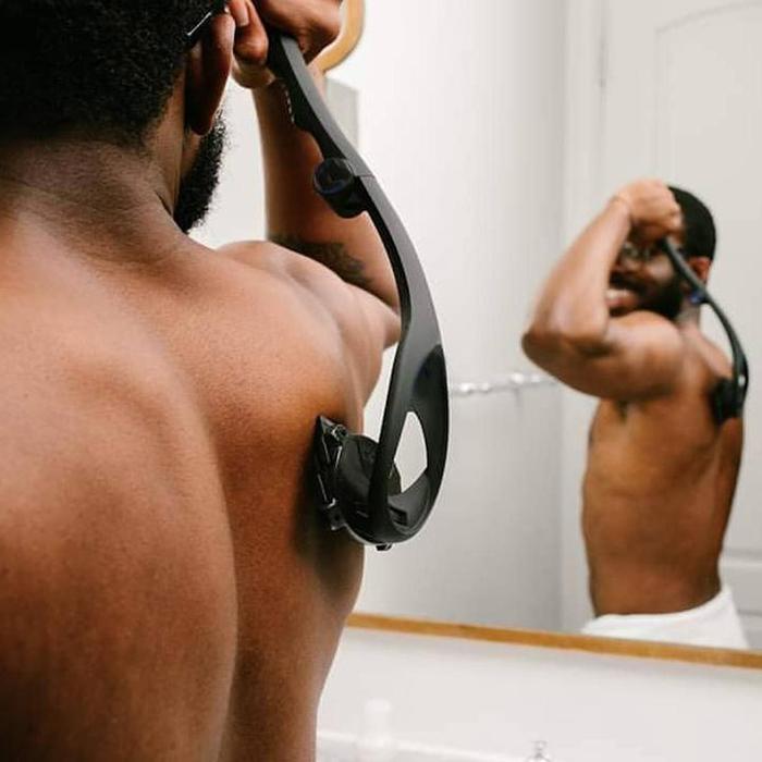 Ensemble rasoir dos Flex Blade et ses lames. Solution complète pour un rasage efficace du dos masculin.