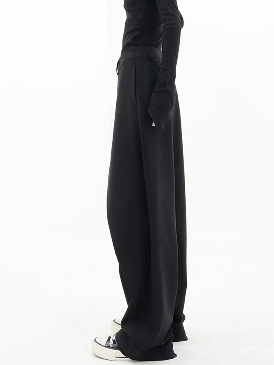 Détail du tissu pantalon ample femme. Texture douce et respirante pour un confort loisirs printemps-été.