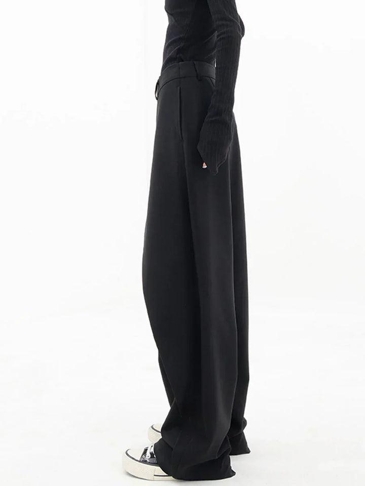 Détail du tissu pantalon ample femme. Texture douce et respirante pour un confort loisirs printemps-été.