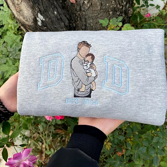 Pull brodé unique pour homme, personnalisez-le avec une broderie photo pour un souvenir précieux.
