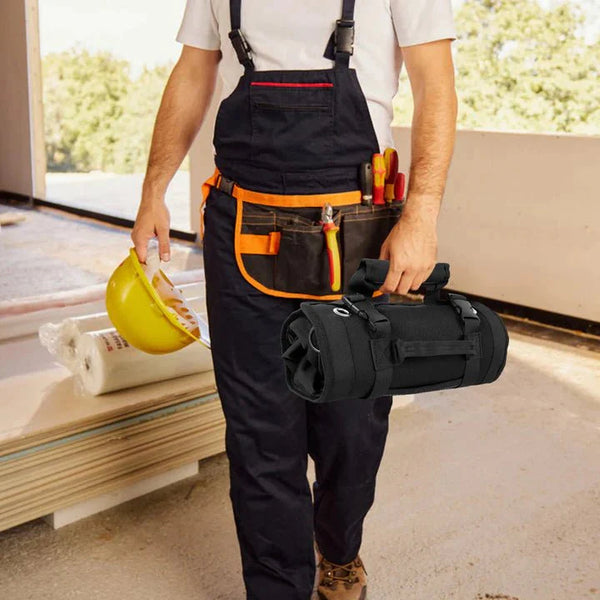 Sac à outils ForgeRoll compact et roulé, prêt pour le transport. Organiseur portable pour professionnels et bricoleurs.
