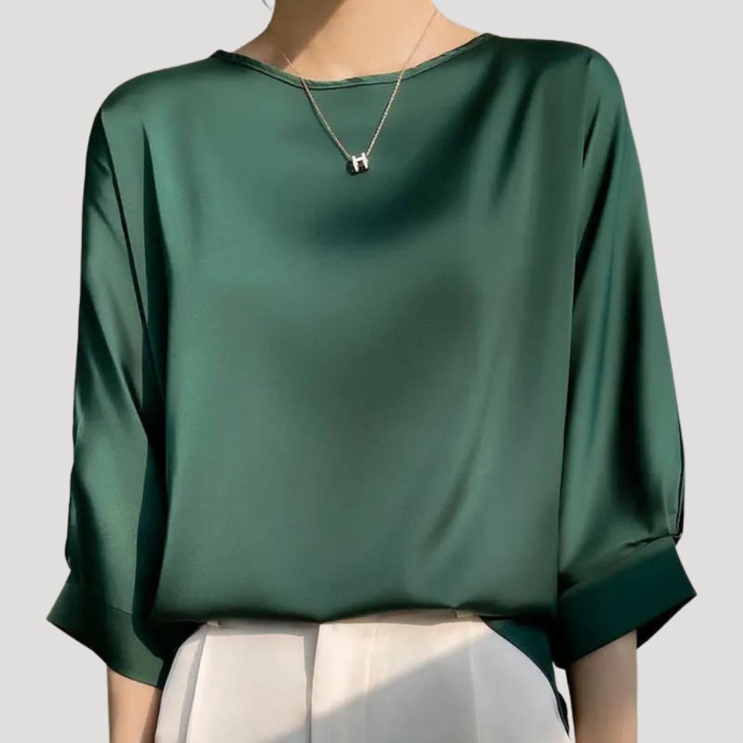 Vêtement féminin élégant: blouse col rond, manches 3/4. Confortable et chic pour tenue bureau.