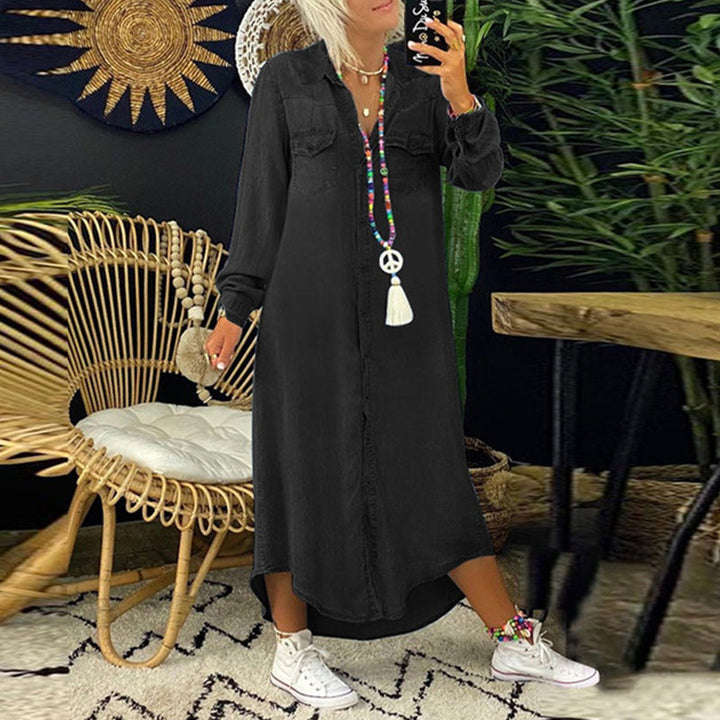 Femme portant une robe maxi en denim fluide avec col V, manches longues, parfaite pour tenue quotidienne ou décontractée.
