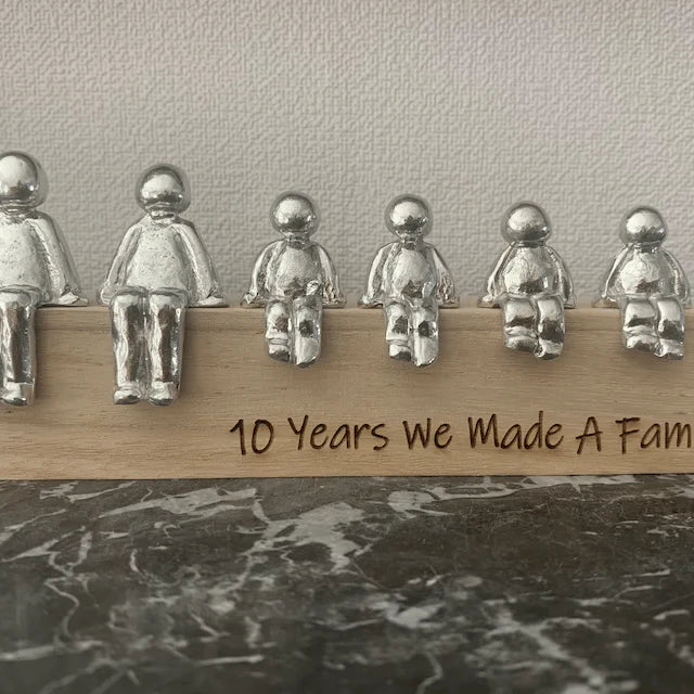 Figurines personnalisables avec animaux de compagnie. Décoration familiale en résine, un hommage au lien familial unique.