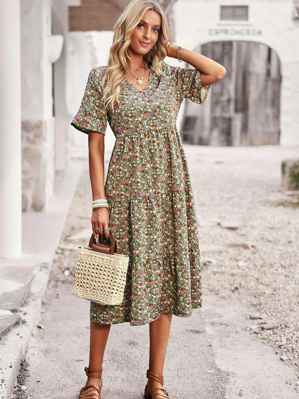 Robe d'été femme, manches courtes, un essentiel mode pour une tenue estivale chic, fluide et confortable.